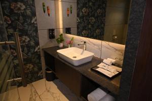 Koupelna v ubytování Nirjhara Coorg + 13 fotografií