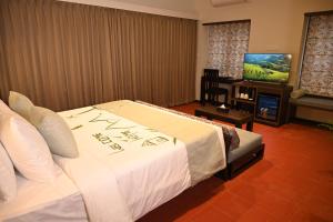 TV a/nebo společenská místnost v ubytování Nirjhara Coorg