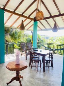 een eethoek met een tafel en stoelen op een patio bij Kingsman Villa in Mirissa