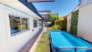 een zwembad in de achtertuin van een huis bij Casa Tipo Loft- Tigre Centro Con Jardin, Parrilla Y Pileta de Lona Grande 4 Personas in Tigre