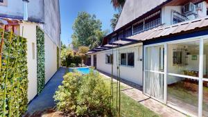 een extern uitzicht op een huis met een zwembad bij Casa Tipo Loft- Tigre Centro Con Jardin, Parrilla Y Pileta de Lona Grande 4 Personas in Tigre