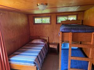 En eller flere senge i et værelse på Cabanas Hatutini