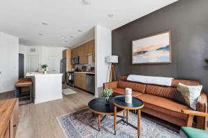 un soggiorno con un divano e un tavolo di Luxury Downtown Property With a Pool a Birmingham