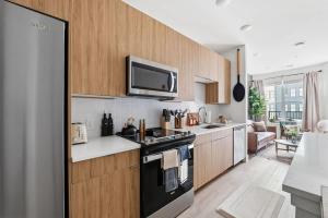 una cucina con fornelli e microonde di Luxury Downtown Property With a Pool a Birmingham