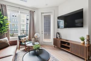 un soggiorno con un divano e una TV di Luxury Downtown Property With a Pool a Birmingham