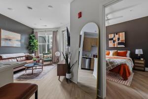 una camera da letto con un letto e un soggiorno di Luxury Downtown Property With a Pool a Birmingham Altre 19 foto