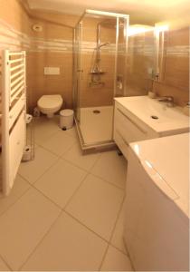 Ένα μπάνιο στο Marines et Salorges - Les Gîtes de la Côte d'Amour +6 φωτογραφίες