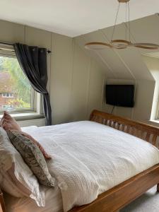 ミッドハーストにあるModern 2-Bed Near Cowdray & Goodwood Sussex Escapeの窓のある大きなベッドのある寝室