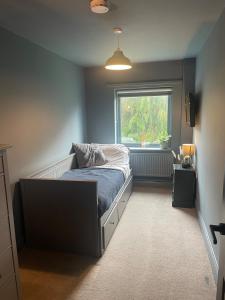 ミッドハーストにあるModern 2-Bed Near Cowdray & Goodwood Sussex Escapeのベッドと窓のある寝室