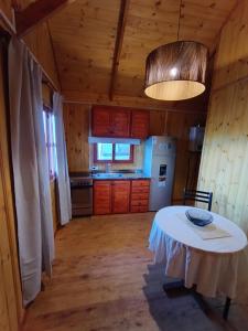 cocina con mesa en el centro de una habitación en Kiya surf cabaña, en Colonia Chapadmalal