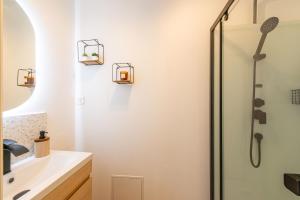 a bathroom with a shower and a sink at Casa 159 - SAINT QUENTIN in Saint-Quentin +47 photos