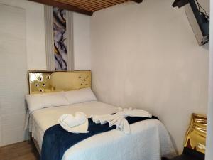 een kamer met een bed met twee harten erop bij Concubinas del Inca in Cajamarca +10 foto's