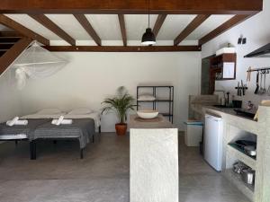 una camera con letto e una cucina con lavandino di Global Chill Farm Loft a Rogil