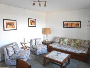 sala de estar con 2 sillas, sofá y mesa en Parquemar Center I, en Punta del Este