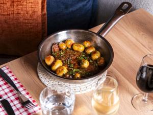 Jídlo v hotelu nebo okolí