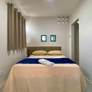 een slaapkamer met een bed met twee handdoeken erop bij Recanto da Caatinga in Piranhas