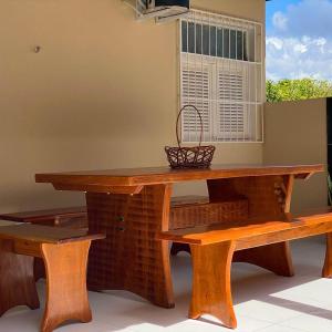 een houten tafel en bank met een mand erop bij Recanto da Caatinga in Piranhas