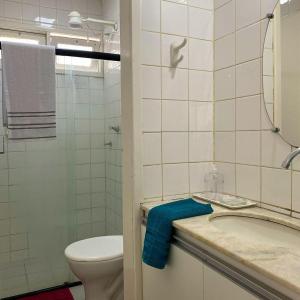 een badkamer met toilet, bad en wastafel bij Recanto da Caatinga in Piranhas +10 foto's