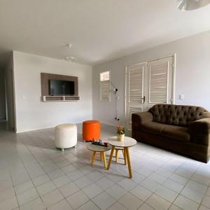 een woonkamer met een bank en een tafel bij Recanto da Caatinga in Piranhas