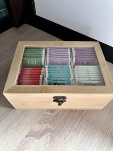 uma caixa de madeira cheia de pratos de cores diferentes em Schwarzwald Martini em Sasbachwalden