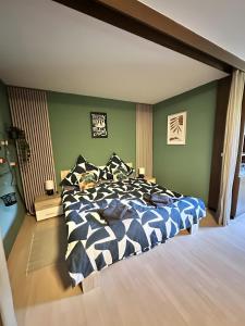 um quarto com uma cama grande com edredom azul e branco em Schwarzwald Martini em Sasbachwalden mais 17 fotografias