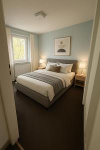 Postel nebo postele na pokoji v ubytování Polsumer Residence Moderne Unterkunft für Monteure & Familien nahe Veltins-Arena, Movie Park, Nordsternpark, Amphitheater & Autobahnen A2 & A42 mit Balkon