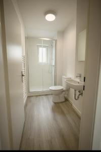 Koupelna v ubytování Polsumer Residence Moderne Unterkunft für Monteure & Familien nahe Veltins-Arena, Movie Park, Nordsternpark, Amphitheater & Autobahnen A2 & A42 mit Balkon