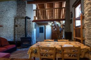 a dining room with a table and a wood stove at La vera casa di Mosè in Marmora