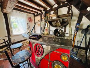 ein Zimmer mit einem Tisch mit einem Zug an der Wand in der Unterkunft Chambres d'hôtes accès au spa in Lieurey