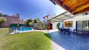 a backyard with a swimming pool and a house at Casa Amplia 5 personas Con Pileta, Amplio Jardin y Parrilla Zona Muy Tranquila en Tigre Centro in Tigre