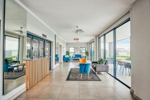 Stylish 1 Bed Garden Unit Power Backup في Sandton: ردهة مفتوحة تطل على غرفة معيشة