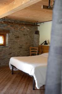 La vera casa di Mosè في مارمورا: سرير في غرفة بجدار حجري