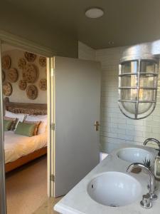 The Ship في برانكاستير: حمام مع حوض وغرفة نوم مع سرير