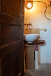 La vera casa di Mosè في مارمورا: حمام مع حوض بجانب باب