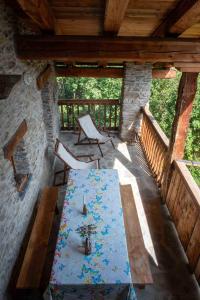 La vera casa di Mosè في مارمورا: طاولة وكراسي على شرفة منزل +36 صورة