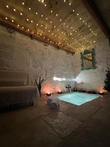 Bazén v ubytování DIMORA ADUA nebo v jeho okolí