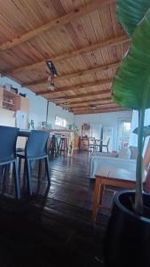 sala de estar con mesa y algunas sillas en Kiya surf hostel, en Colonia Chapadmalal