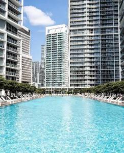 una gran piscina de agua en una ciudad con edificios en ICON Brickell High Floor Condo - Balcony Skyline View - Amazing Spa, en Miami