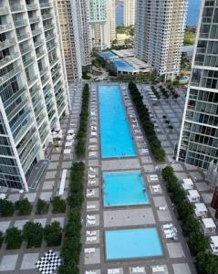 una vista aérea de una ciudad con piscinas azules en ICON Brickell High Floor Condo - Balcony Skyline View - Amazing Spa, en Miami