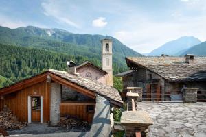 La vera casa di Mosè في مارمورا: مبنى ذو برج ساعة في الجبال