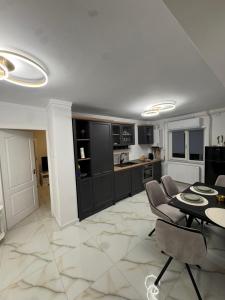 a kitchen and living room with a table and chairs at Nest by Stefan in Drobeta-Turnu Severin