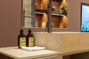 due bottiglie su un bancone in un bagno di BoH Manila a Medellín