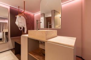 un bagno con lavandino e specchio di BoH Manila a Medellín