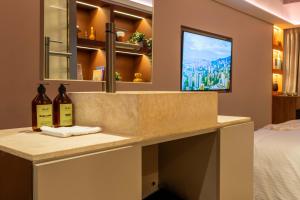 bagno con lavandino e TV in camera di BoH Manila a Medellín Altre 4 foto