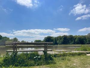 een parkbank voor een waterpartij bij Chalet La Bienvenue in Vouzon +3 foto's