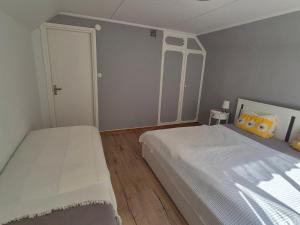 En eller flere senge i et værelse på Ferienhäuschen in Ställdalen + 6 billeder