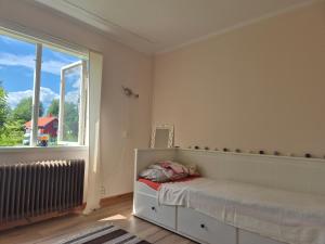 StälldalenにあるFerienhäuschen in Ställdalenのベッドと窓のある白い寝室 +6枚の写真