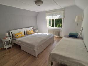 StälldalenにあるFerienhäuschen in Ställdalenのベッド2台と窓のある寝室