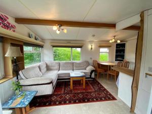 Posezení v ubytování Inch Hideaway Eco Camping