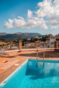 une piscine sur le toit d'une maison dans l'établissement Galteo Almendra, à Ronda
